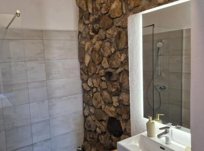 Sobe Lotrist בית הארחה